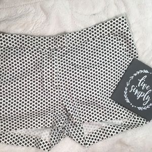 H&M BLACK AND WHITE PRINTED SHORTS🌺